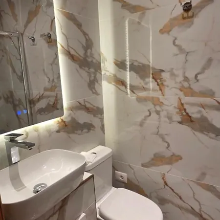 Grand Boulevard Apartment *